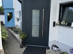 Schwarze Aluminium-Haustür mit Fingerscan