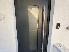 Haustür mit langem Stangengriff