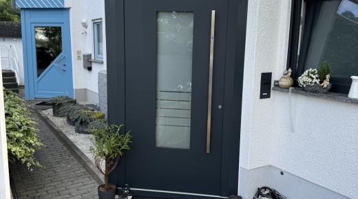 Schwarze Aluminium-Haustür mit Fingerscan