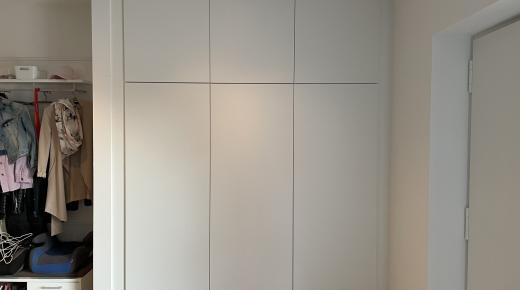 Maßgeschneiderter Schrank