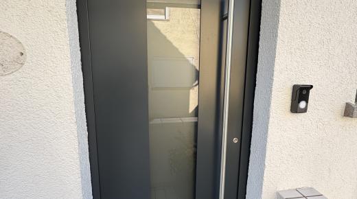 Haustür mit langem Stangengriff