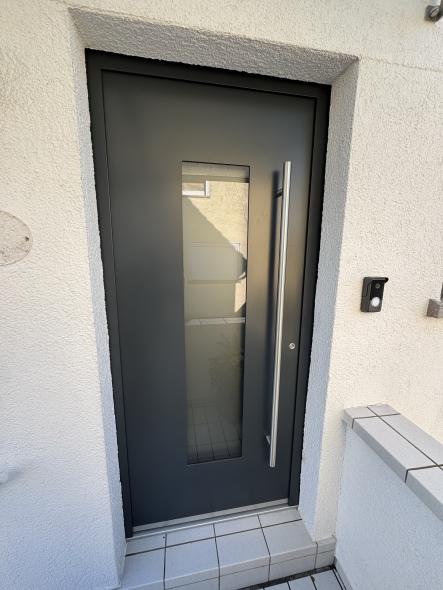 Haustür mit langem Stangengriff